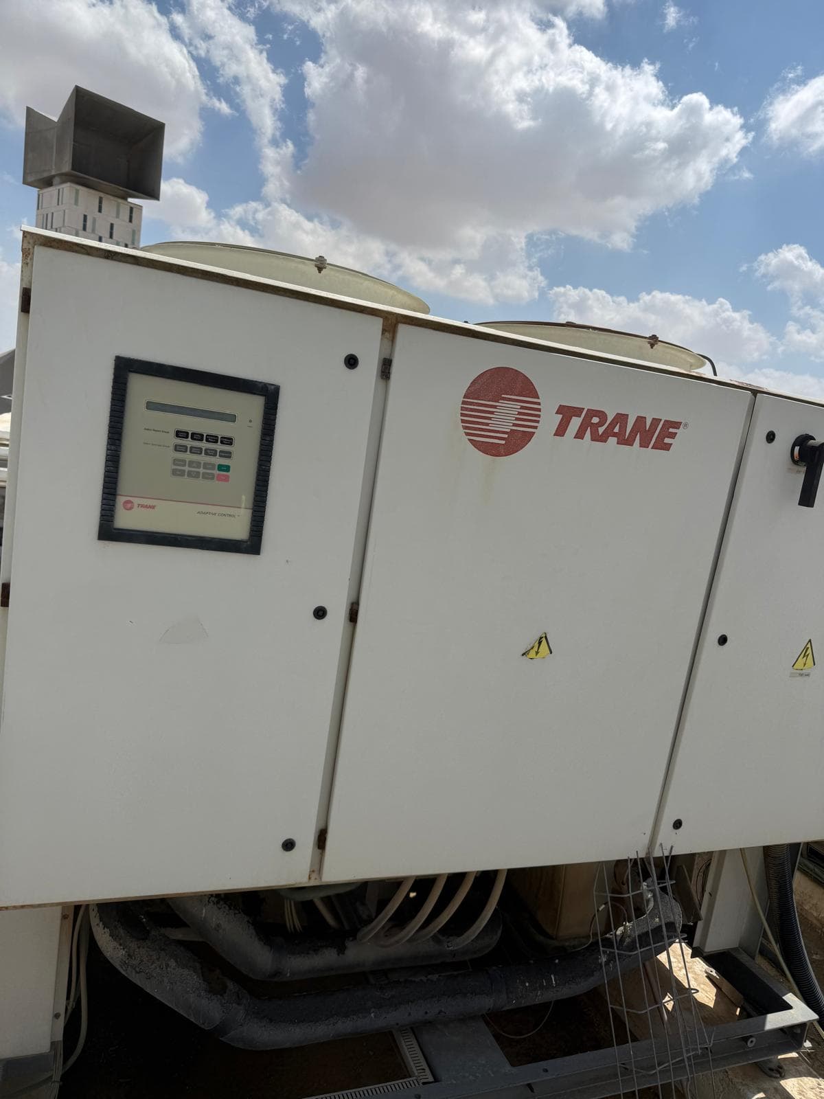 צ'ילר TRANE - לוח Adaptive Control ומאווררי גג