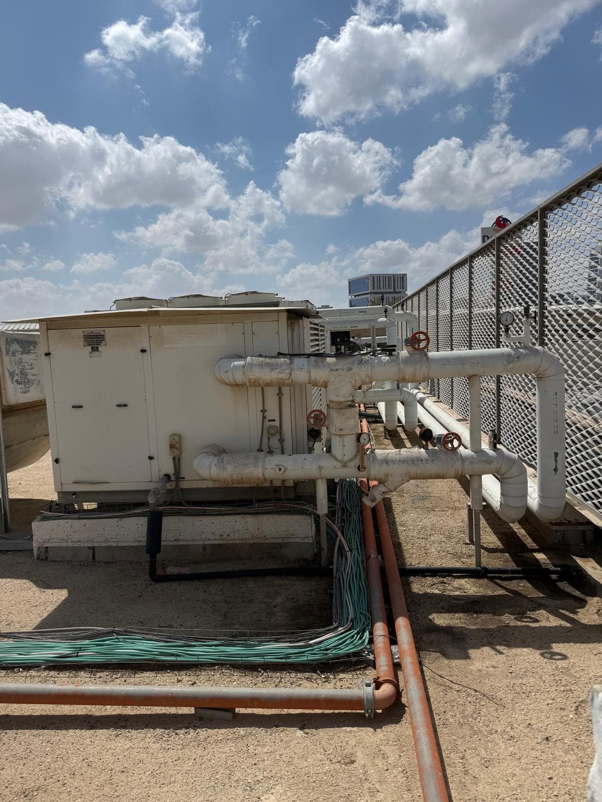 צ'ילר TRANE על גג מרכז ביג באר שבע - מערכת מים קרים לאולמות תצוגה קרמיקה