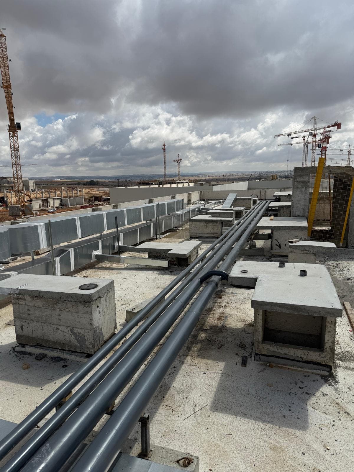 מבט פנורמי על תשתיות HVAC בגג - קריית מודיעין