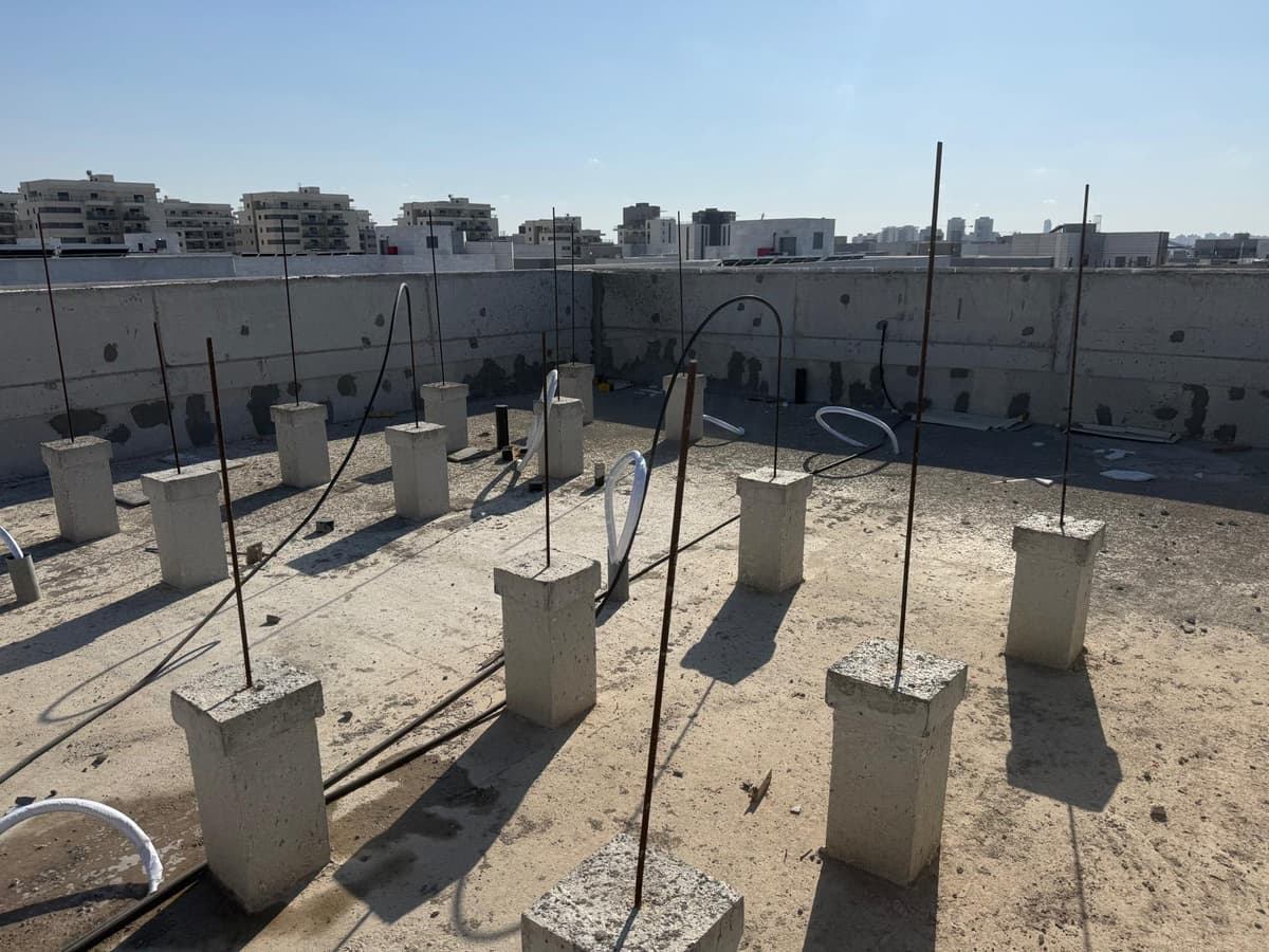 גג הבניין - בסיסי בטון ליחידות חיצוניות VRF מוכנים לפני התקנה