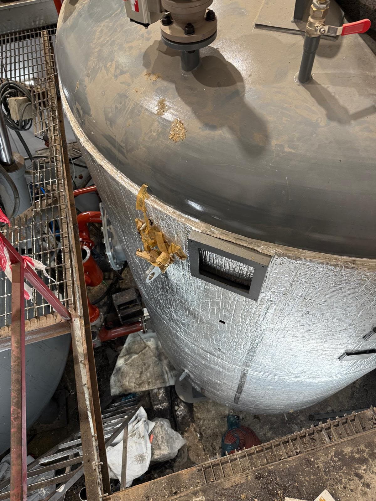 מערכת קירור שמן תעשייתית — צנרת ומיכל במפעל אמפרה