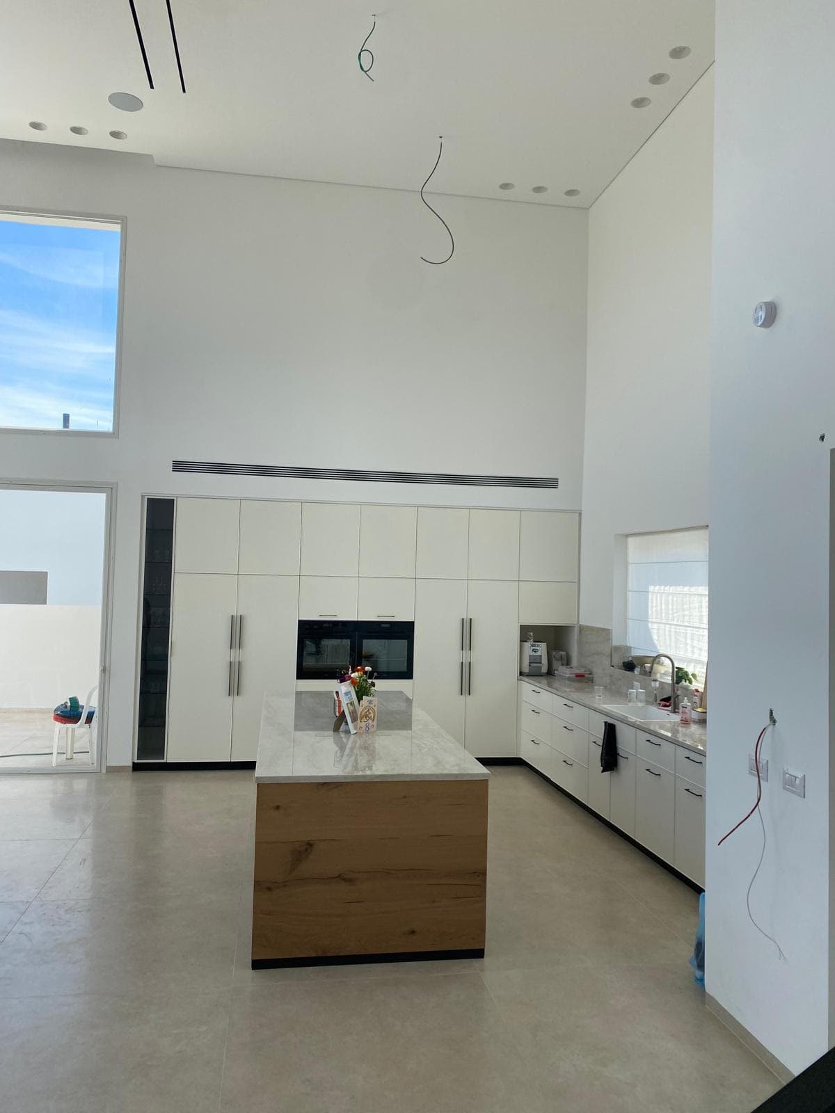 מטבח וילה בלהבים עם מערכת VRF נסתרת בתקרה