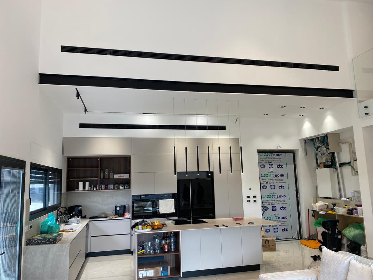 חלל מגורים פתוח עם מערכת VRF ליניארית בוילה בלהבים