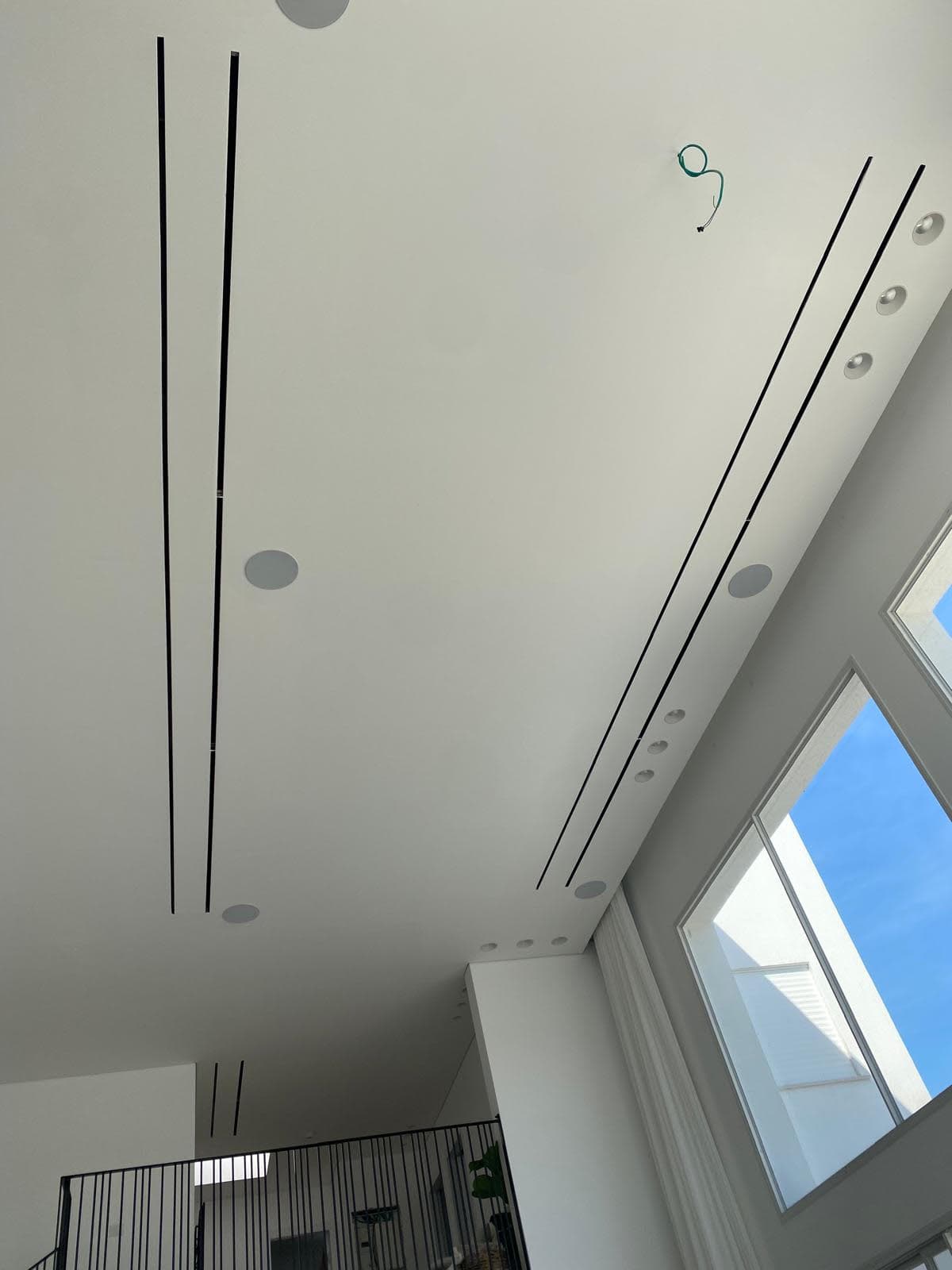 תקריב חריצי VRF ליניאריים בתקרה גבוהה