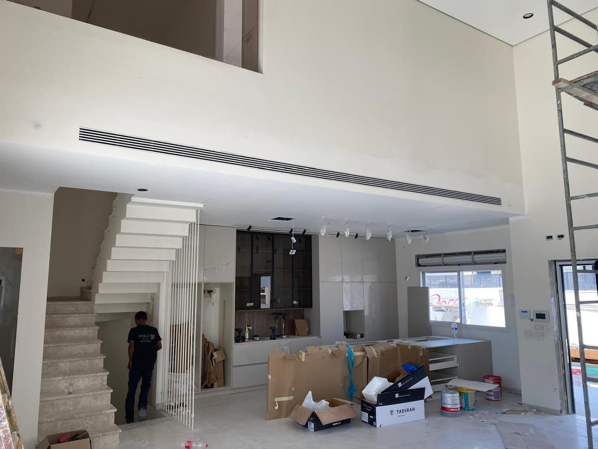 שלב ההתקנה — דיפוזר VRF ליניארי ויחידות תדיראן בוילה בלהבים