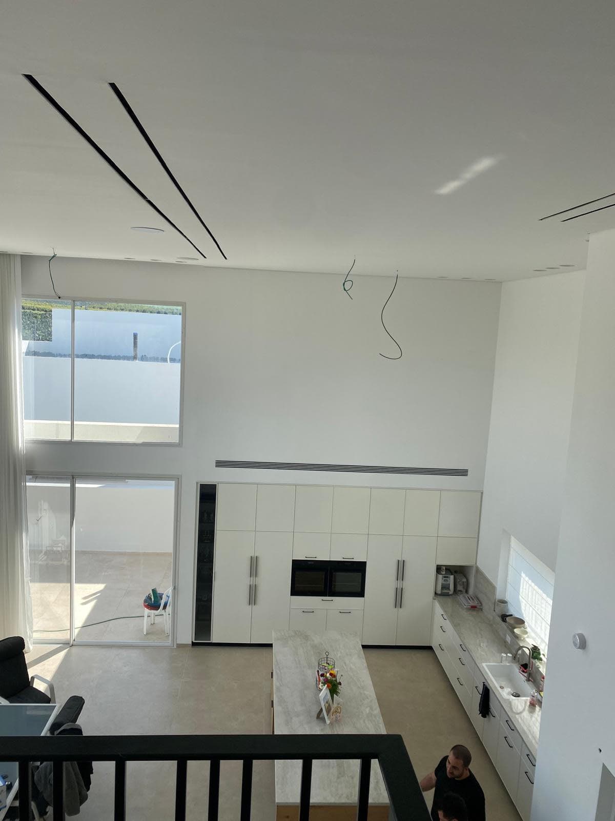 מבט מקומת הגלריה על המטבח ומערכת ה-VRF בלהבים