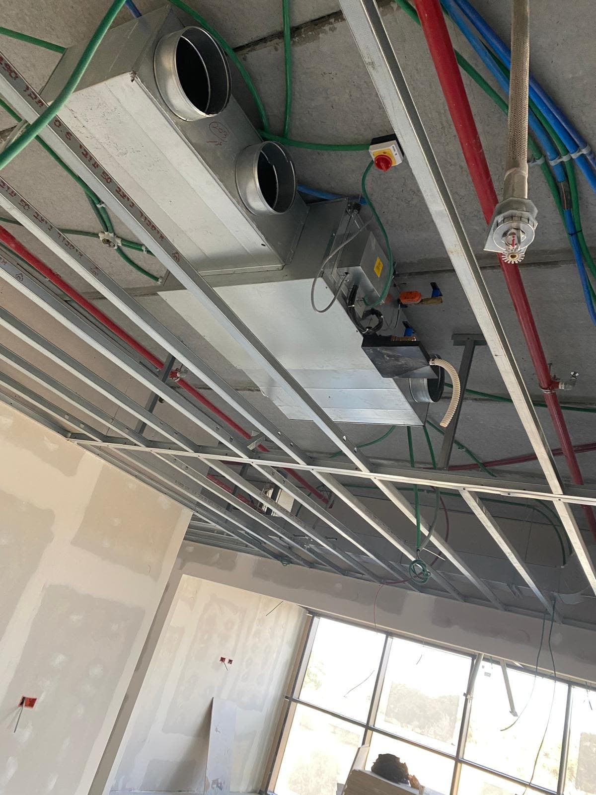 יחידת אוויר-מים עם צנרת במתחם קריית מודיעין