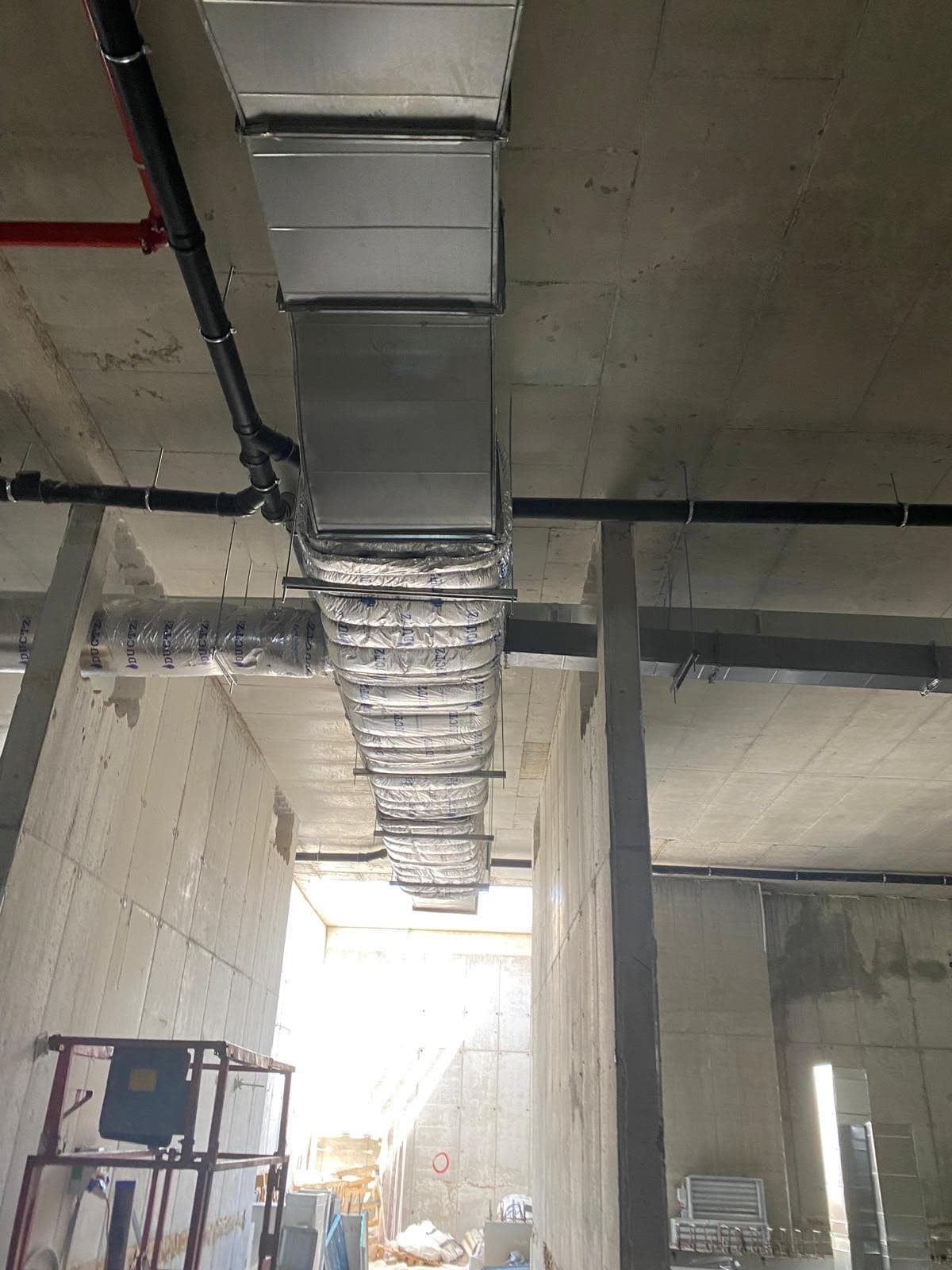 תעלות פח מבודדות בשלב הבנייה — קריית מודיעין