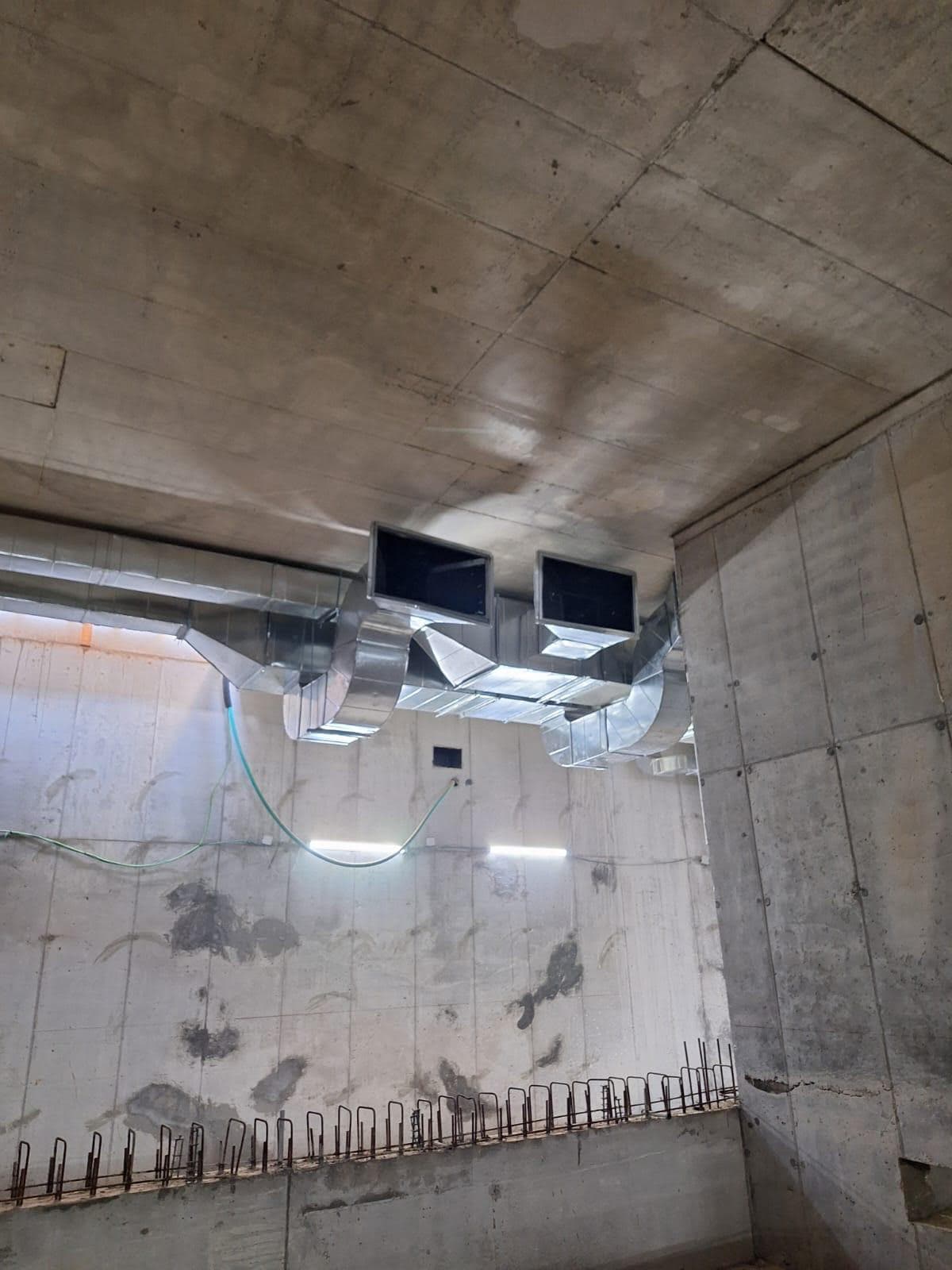 מערכת תעלות מסתעפת בחדר טכני — קריית מודיעין