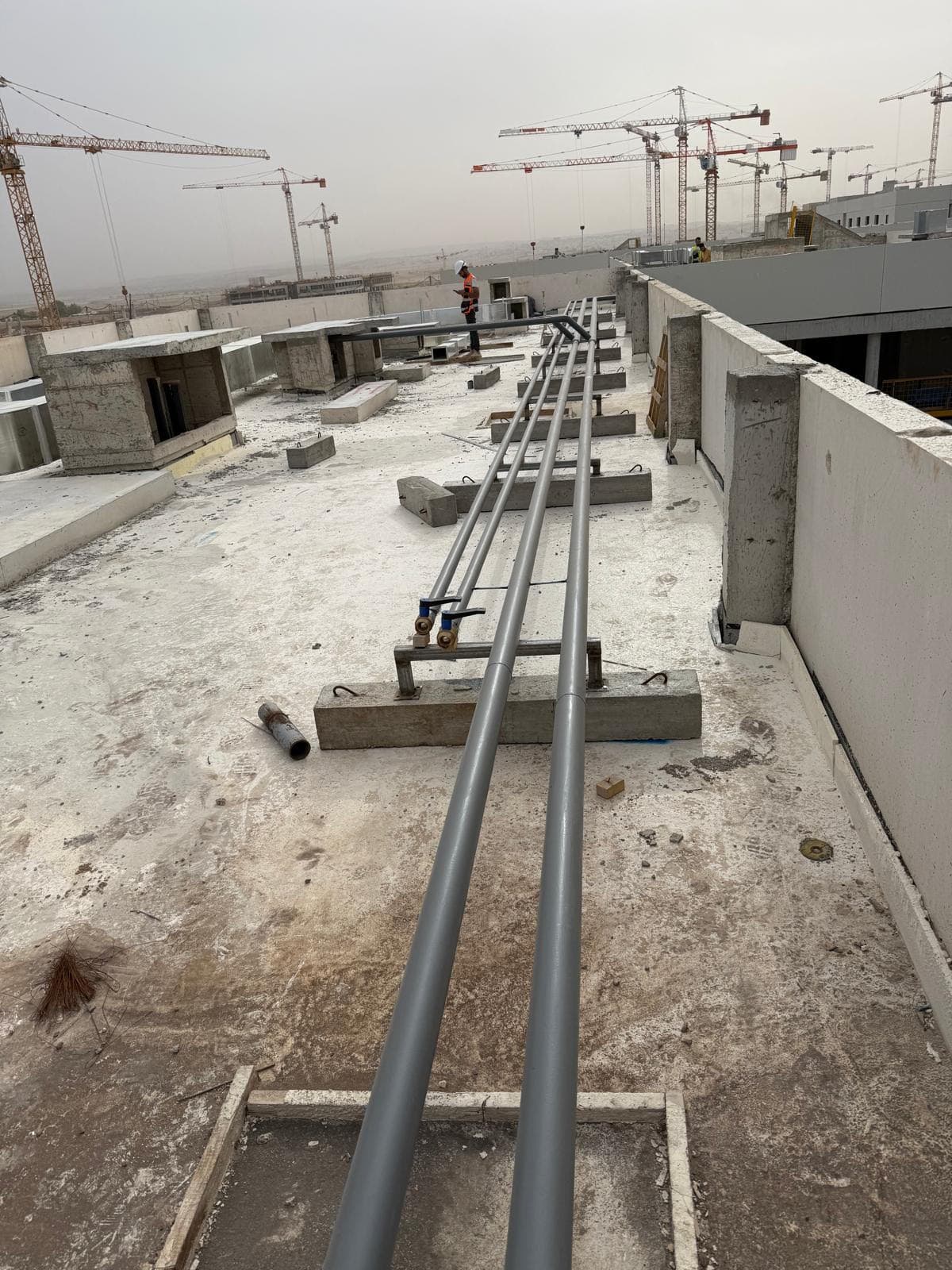 צנרת מים Schedule 40 על גג המבנה — קריית מודיעין